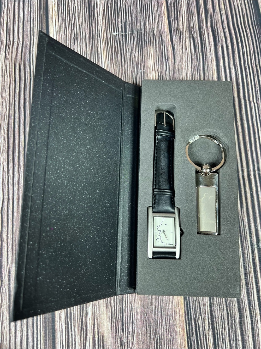 NEW Disney Sweda Mickey Mouse Gift Set Watch Keychain Genuine Leather Strap